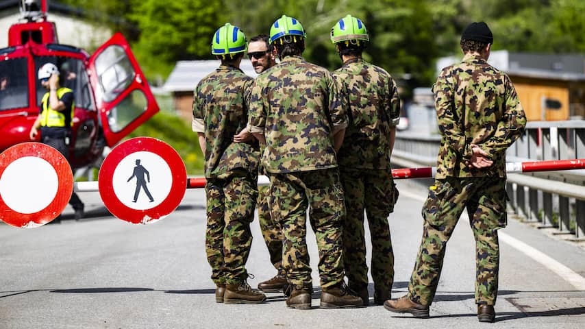 To evacuate several Swiss villages because of avalanche hazard