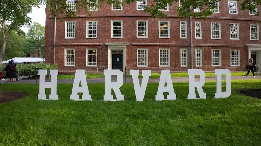 Foreign Harvard students want to go to other universities en masse