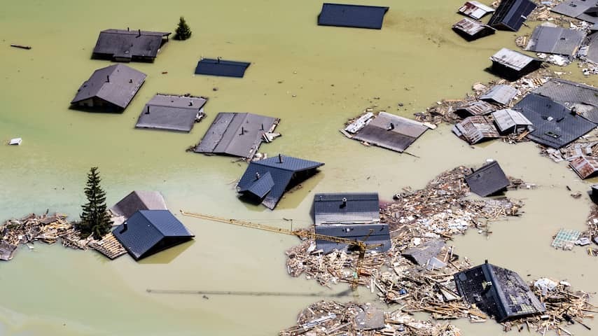 Swiss villages must evacuate to avalanche by broken glacier