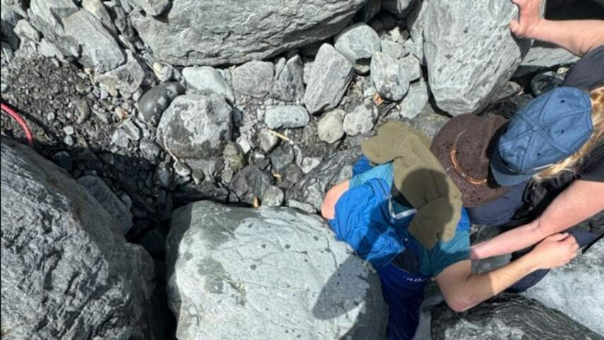 Man survives hours under rock of 320 kilos in Beekje Alaska