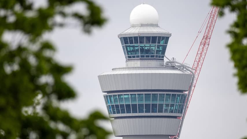 New radar and dome placed on the Schiphol traffic tower