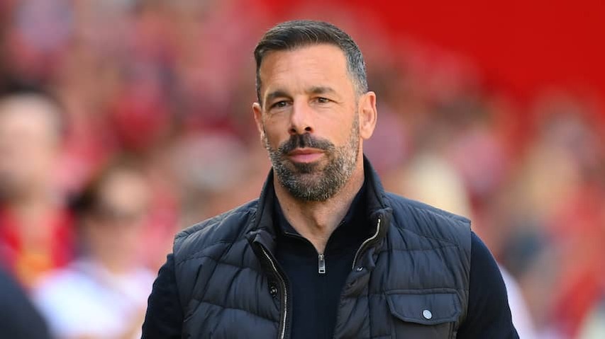 Van Nistelrooij reads rumors about dismissal at Leicester, but continues to keep hope