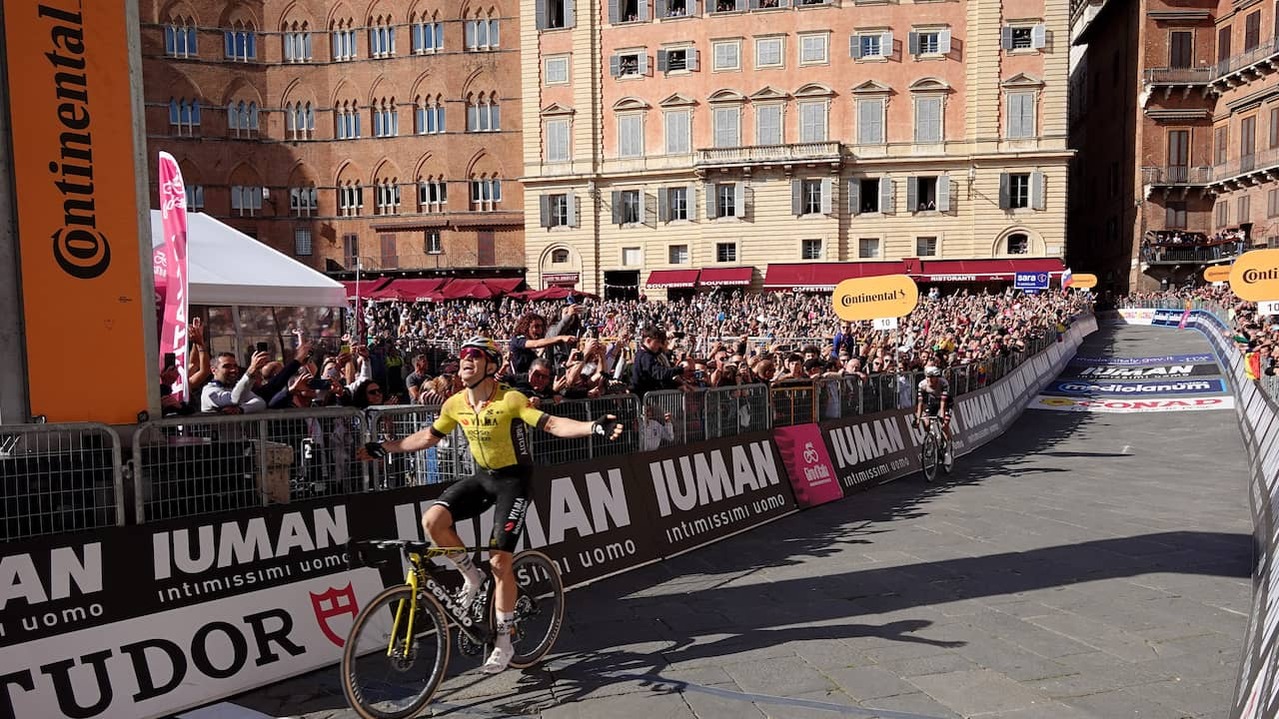Image from Video: Van Aert Sprint in Siena to victory after spectacle piece by Tuscany