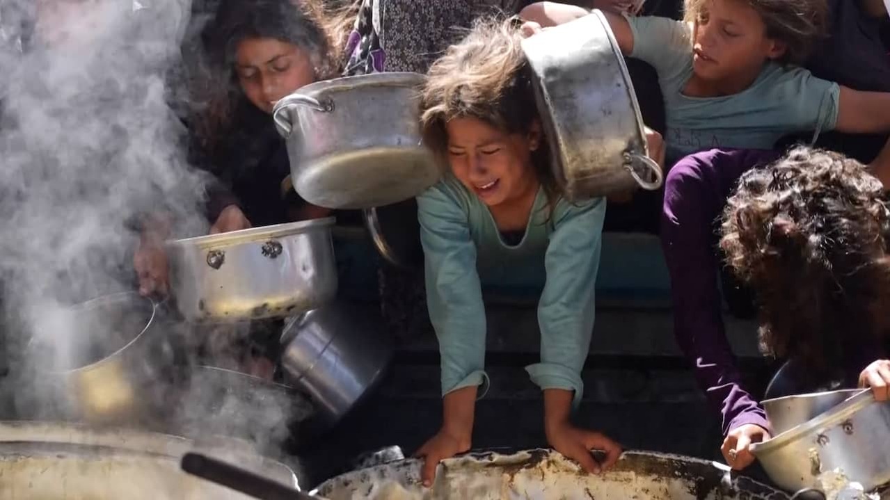 Image from Video: Handing out of food turns into chaos in Gaza