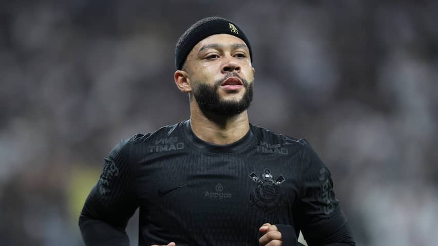 Memphis Depay again under fire through photo on which he poses with white tiger