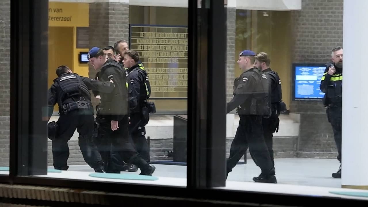 Image from Video: Second Chamber full of Marechaussee after man with weapon entered