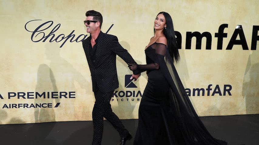 Robin Thicke asks girlfriend to marry again during vacation in Cannes