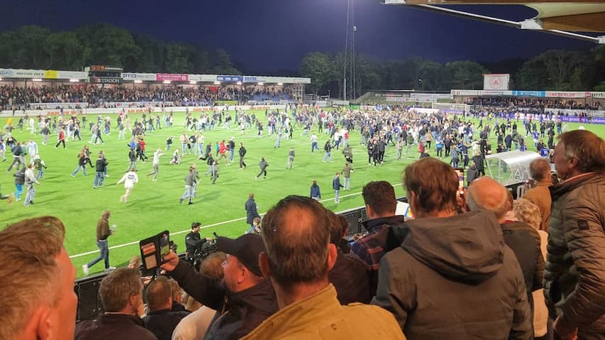 Fightings between supporters on field after Telstar-den Bosch in Play-Offs