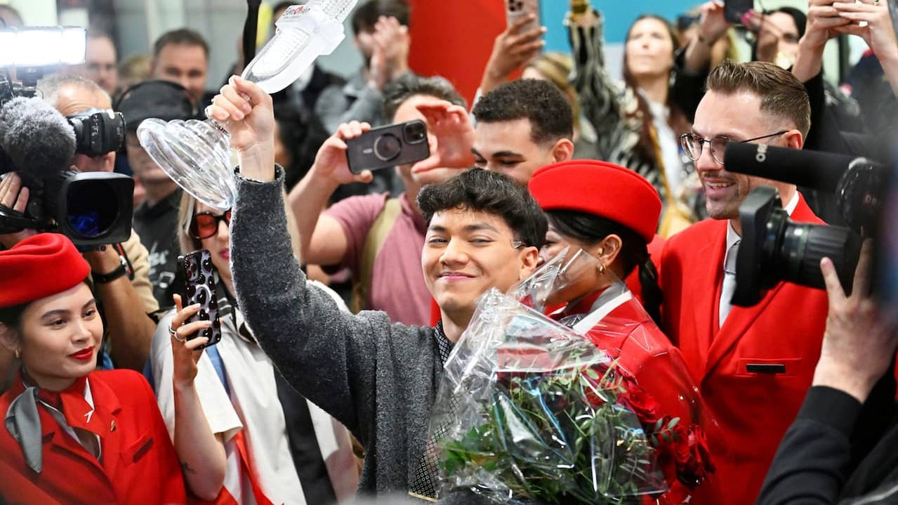 Image from Video: Eurovision Winner JJ Brings Trophy to Vienna