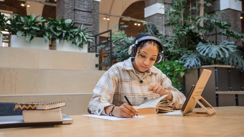Growth Foreign Students is decreasing, except for technical training