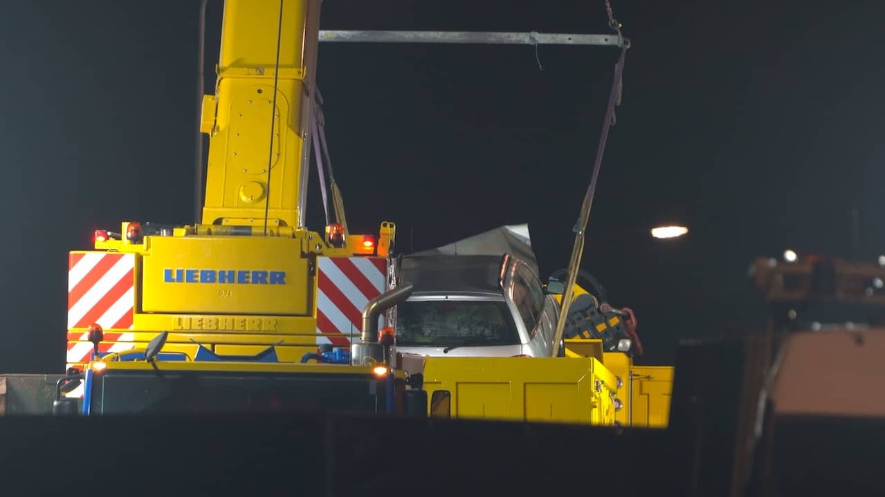 Image from video: Police get car from water in Winschoten after discovery of bodies
