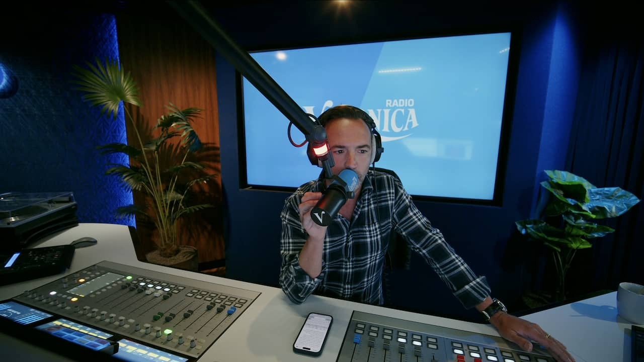 Image from Video: Radio Stations and Fans 'Burn a Light' for Suzan & Freek