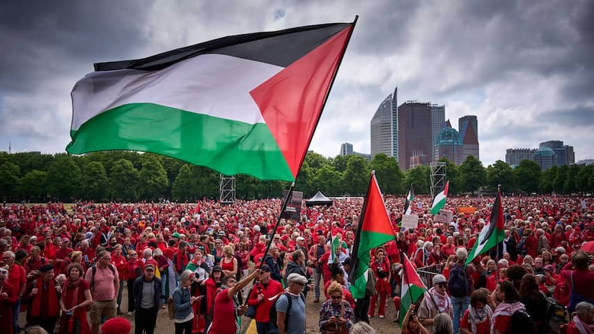 Tens of thousands of people protest in Malieveld against cabinet policy on Israel