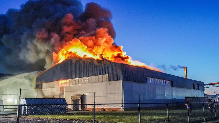 Loods Ter Apelkanaal destroyed by very large fire, fire under control