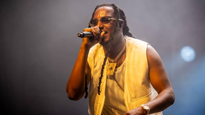 Jonna Fraser performed with Usher and complimented: 'Legendary'