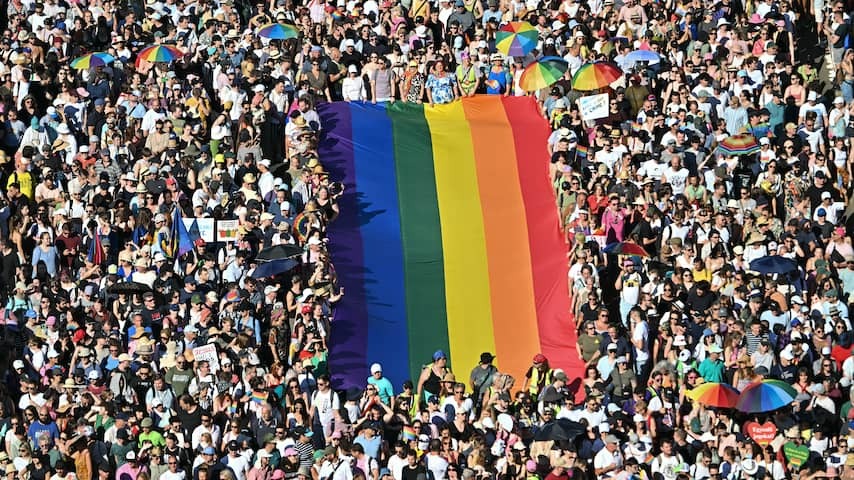 Tens of thousands of people to forbidden pride in Budapest, the police do not intervene