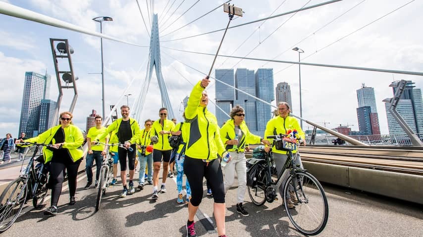 With the more than five hundred kilometer -long relay run from Hamburg and Paris to Rotterdam, money is collected for the fight against cancer.