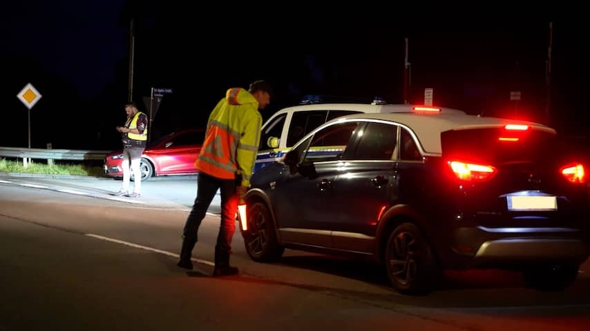 Citizens take cars off the road at Ter Apel, the police see nothing punishable