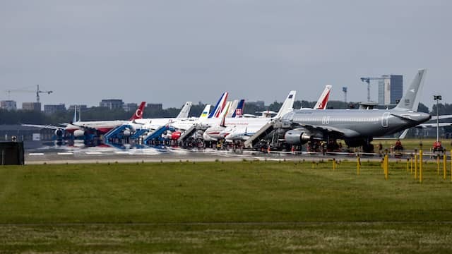 Image from Video: Schiphol Parks Government Aircraft on Polderbaan Duration Nato Summit