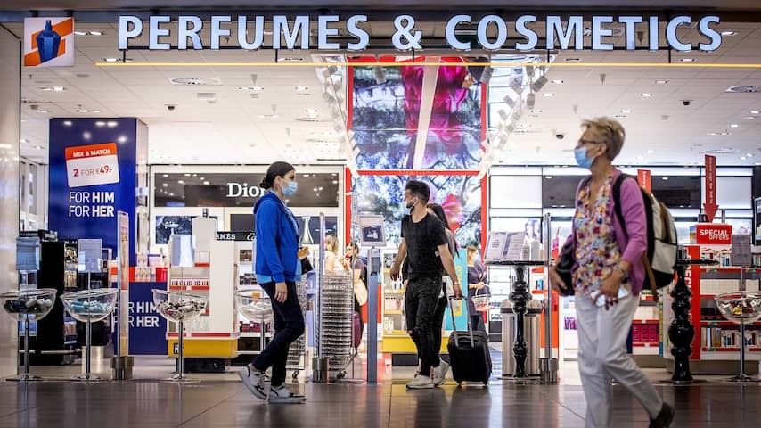 Schiphol removes misleading price tags at perfumes from stores