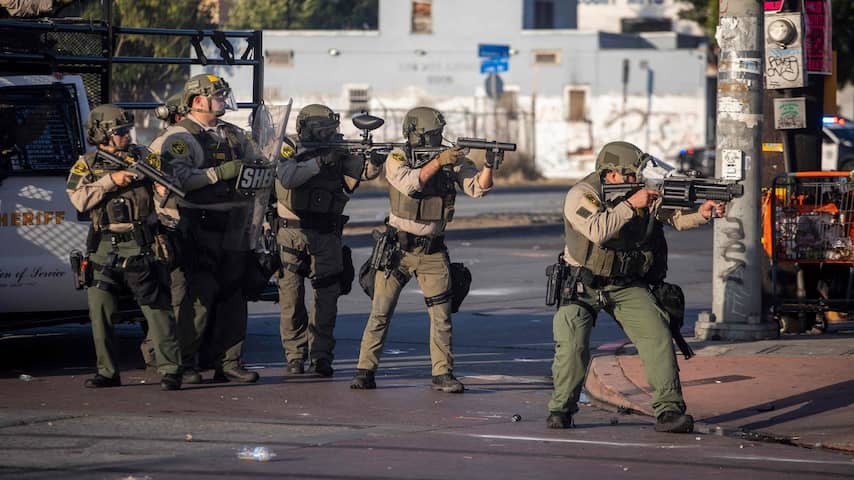 Police La uses tear gas in protest against deportation dozens of immigrants