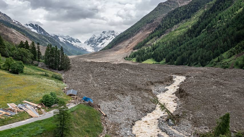 Reconstruction and inhabitant Swiss mountain villages under discussion after avalanche blats