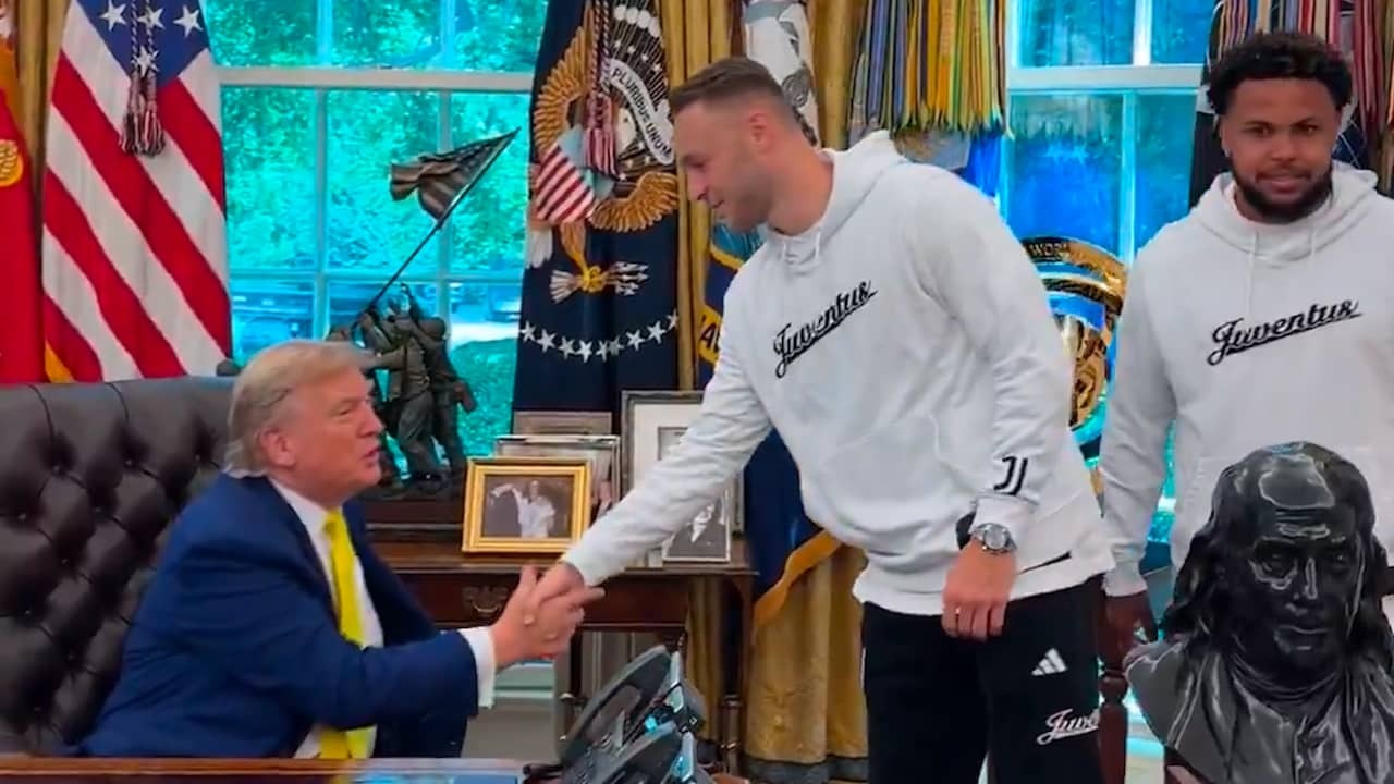 Image from Video: Koopmeiners shakes his hand during a visit to the White House with Juventus