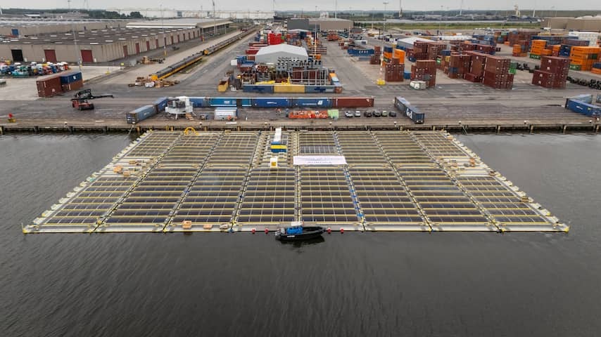 Floating solar park Nymphaea Aurora in the port of Amsterdam