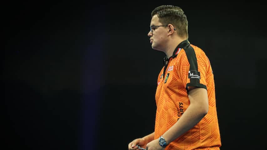 Van Veen throws in too tight shirt on the World Cup of Darts: 'Rather wanted size XXL'