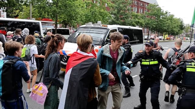 Image from Video: XR demonstrators try to get agents to block A12