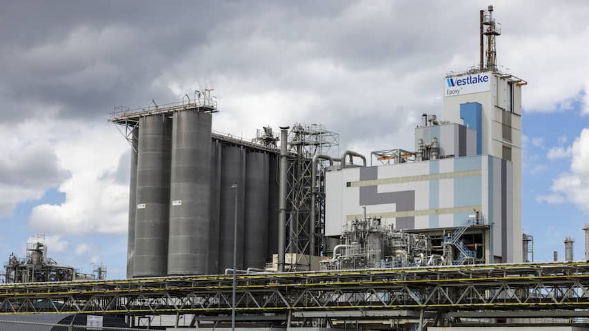 More than 200 people lost their job due to the closure of chemical factories at Rotterdam