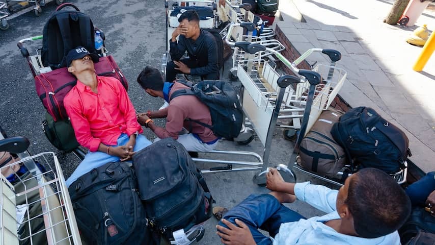 Chaos at airports in Middle East, many thousands of travelers stranded