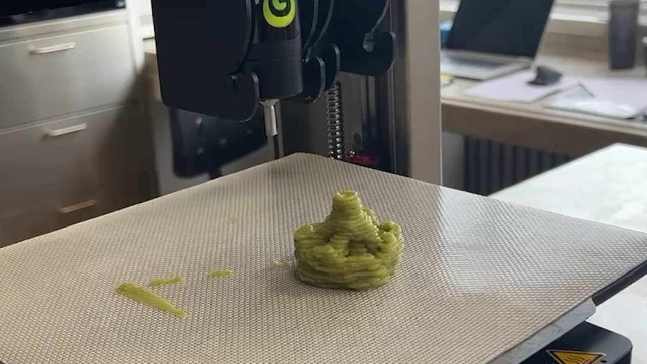 Image from video: View here how the 3D printer makes a broccoli