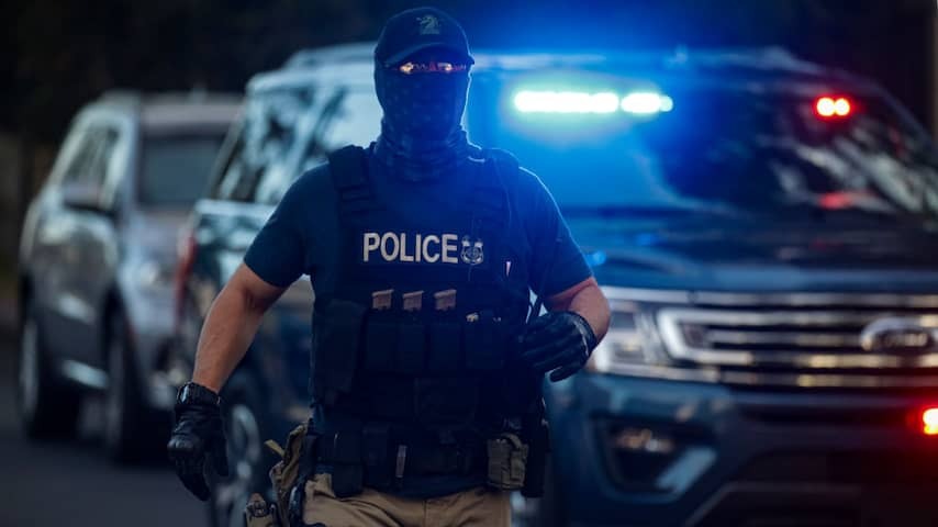 Immigration service vs hunts all illegal migrants, and that is not good