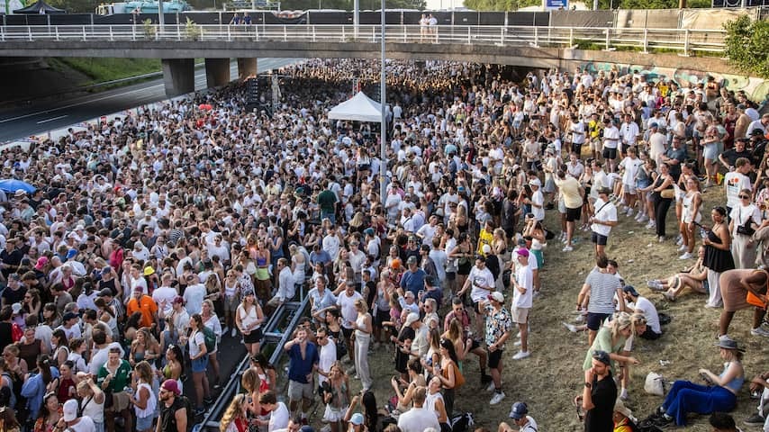 Big crowds at Festival on the Amsterdam Ring, people climb over fences