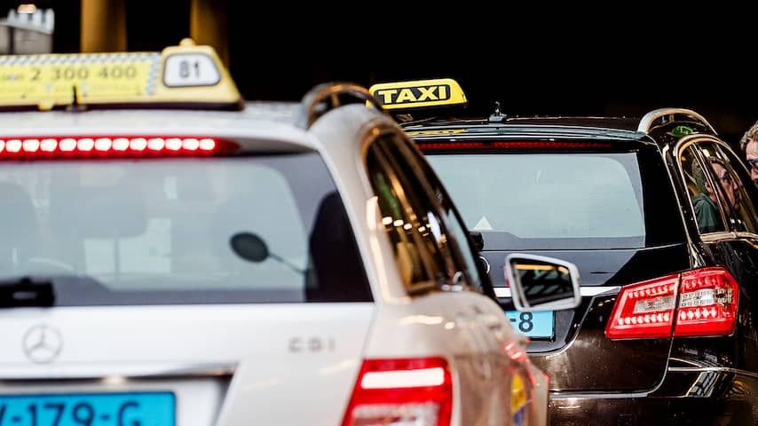 Man hits taxi driver and steals his car, then causes an accident in Tilburg