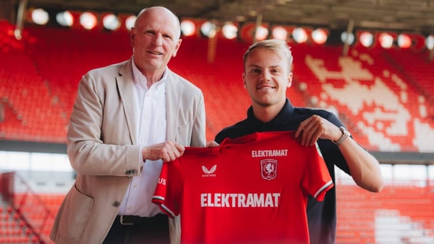 Thomas van den Belt poses with the FC Twente shirt.
