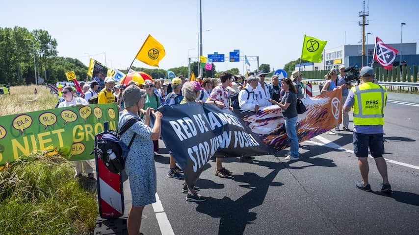 Climate activists block Afsluitdijk as protest against gas drilling