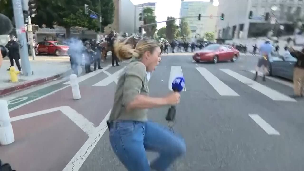 Image from Video: Journalist during report in Los Angeles hit by Rubberkogel