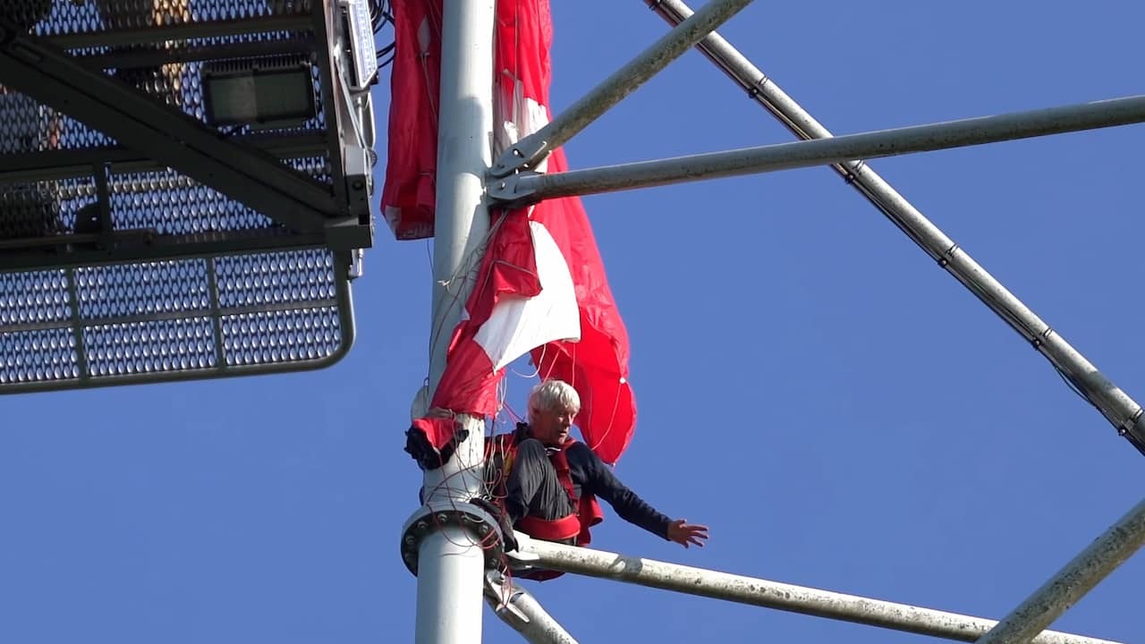Image from Video: Parachutist Stuck in Transmission Mast in Oss