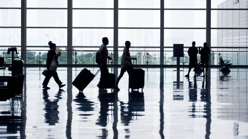 American flies 120 times for free by presenting himself as a pilot or steward