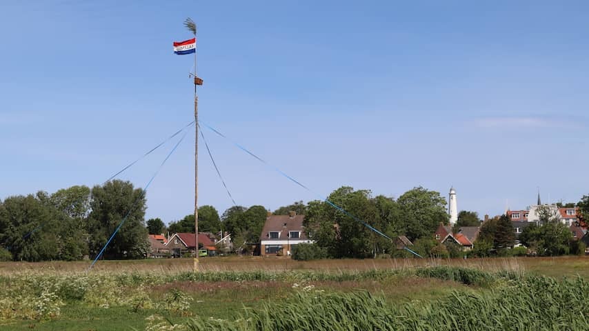 Controversial tradition Schiermonnikoog: Haan three days in basket with Pentecost