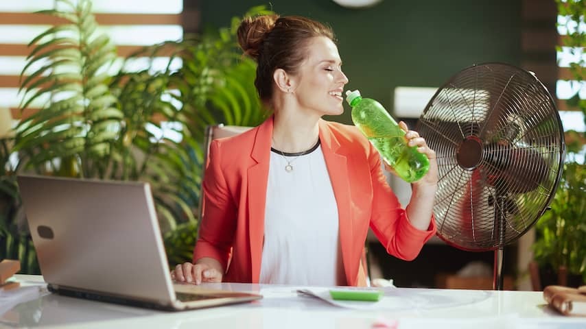 Drink a lot, not stressing: this is how you cool off while working on hot days