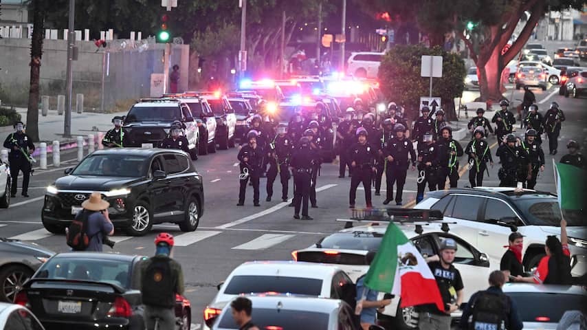 Evening clock in part of the center of Los Angeles because of vandalism and looting