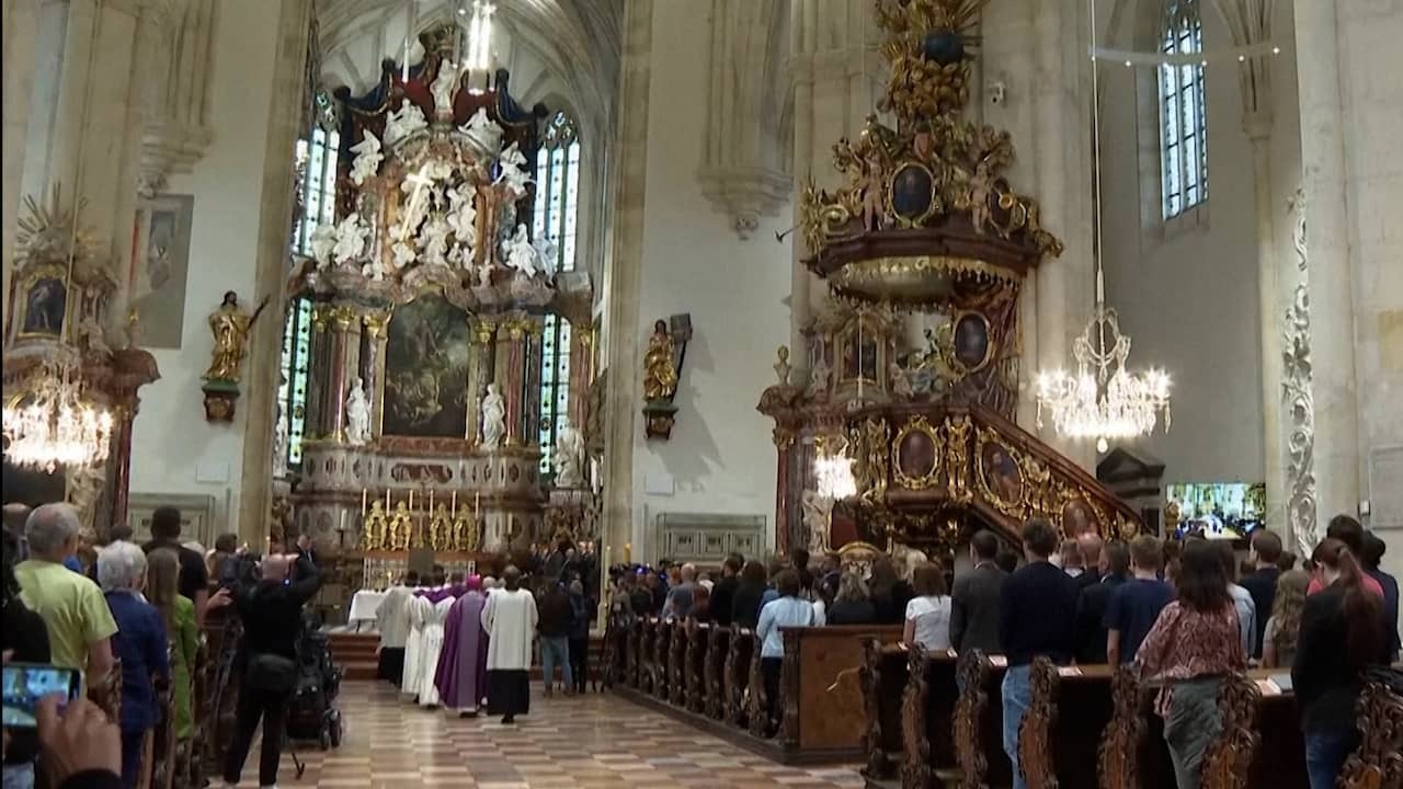 Image from video: Hundreds of people commemorate victims of shooting Austria