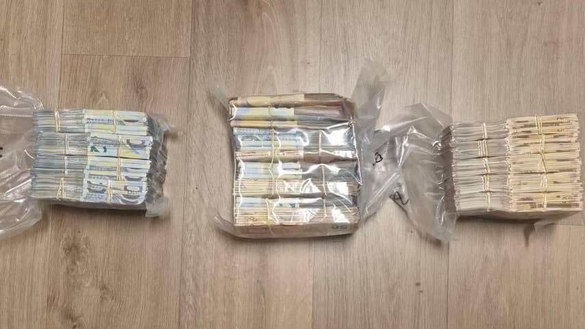 Police arrest three men who exchange a bag with 100,000 euros in Barendrecht