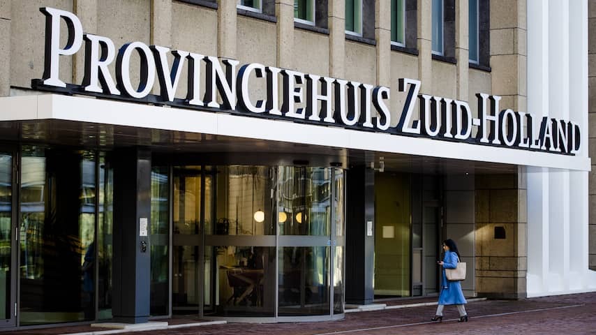 Provinciehuis Zuid-Holland in The Hague evacuated due to fire on roof