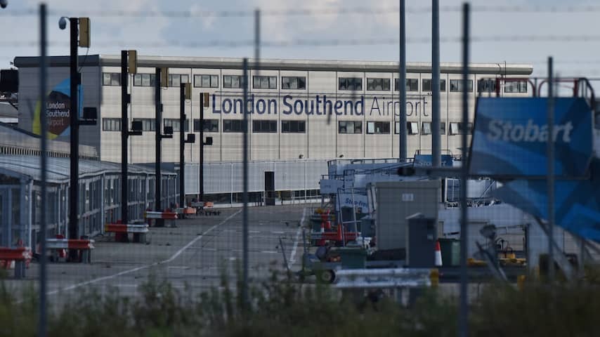 Small plane crashes at London airport, was on the way to the Netherlands