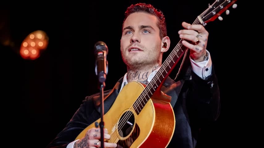 Douwe Bob breaks down performance due to voice problems and recalls show later