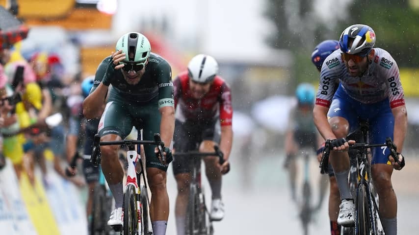 Huge fall in the final kilometer soaking-wet tour ride, Milan Sprint to second victory